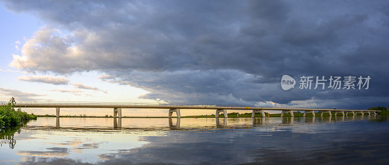 雷暴云正在接近IJsseldelta Kampen附近的Reevediep水道